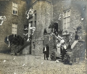 <p>Foto van de fam. Van Nispenop het bordes naast de traptoren, gemaakt na de voltooiing van de verbouwing van 1907 (Huisarchief Huis Sevenaer).</p>

